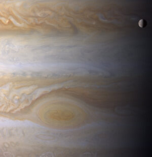 2. ledna 2001 Cassini pořídila tento nádherný snímek, na kterém můžete vidět měsíc Europa a Velkou rudou skvrnu na Jupiteru.