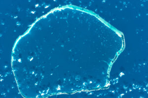 Jeden z bezpočtu atolů ve Francouzské Polynésii
