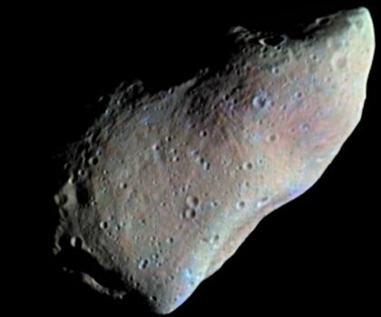 Planetka Gaspra ze sondy Galileo ve zvýrazněných barvách. Zdroj: NASA/JPL/USGS, https://photojournal.jpl.nasa.gov/jpeg/PIA00119.jpg