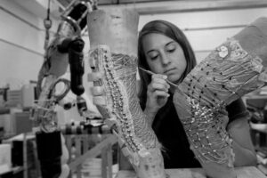 Studentka MIT Kristen Bethke pracuje na klobu kolena BioSuitu zdroj:nasa.gov