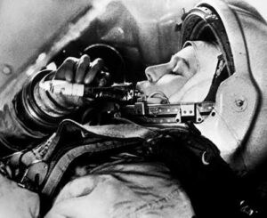 Valentina Těreškovová s tubou kosmické stravy