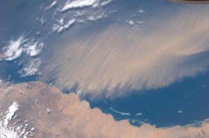Tohle není žádný obyčejný mrak, tvoří ho písek, který se vznesl nad Rudé moře.