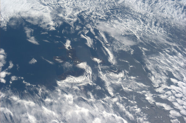 Krásně protrhané mraky nad souostrovím Galapágy