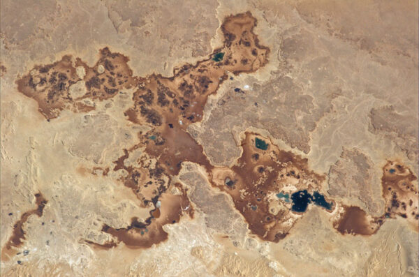 Vyschlé jezero Toshka v egyptské poušti