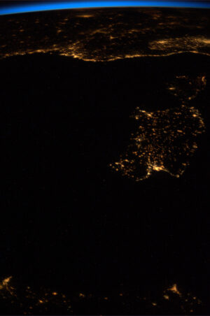 Noční Sardinie a Korsika s přilehlým pobřežím.