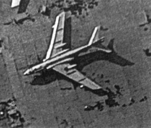 Snímek pocházející zhruba z roku 1984. Je na něm zachycený čínský bombardér Xian H-6 odvozený z ruského Tu-16.