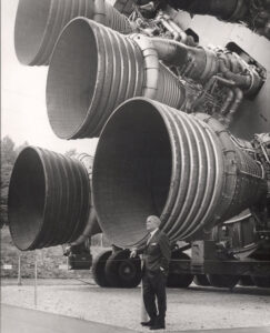 Wernher von Braun a první stupeň rakety Saturn V