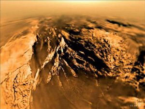 Povrch Titanu pořízený pouzdrem Huygens 14.ledna 2005 při sestupu na povrch. zdroj:nasa.gov/esa.int
