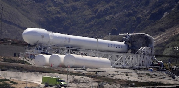 Vývoz rakety Falcon na startovní rampu
