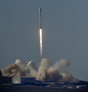 Raketa Falcon 9 jen pár sekund po zážehu motorů - v dýmu pod sebou nechala startovní rampu.