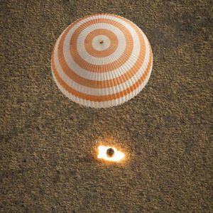 Dosednutí návratové kabiny Sojuzu TMA-08M