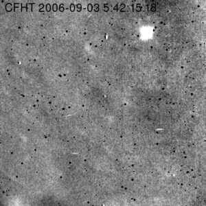 Záblesk dopadu sondy na povrch Měsíce, který v infračerveném spektru vyfotili astronomové na Havaji.