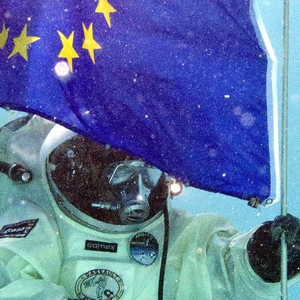 Astronaut a vlajka EU zdroj:arabianbusiness.com