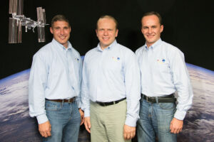 Posádka Sojuzu TMA-10M. Zleva - Michael Hopkins - Oleg Kotov - Sergej Rjazanskij