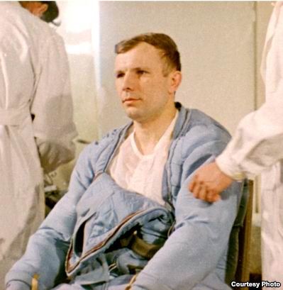 Evidentně unavený Gagarin při oblékání skafandru