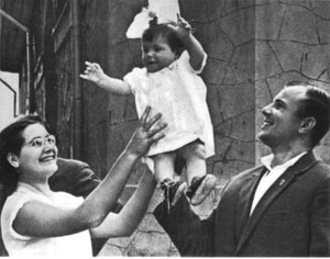 Manželé Gagarinovi s malou Lenou