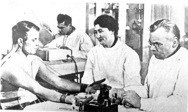 Gagarin během lékařských testů při výběru budoucího kosmonautů