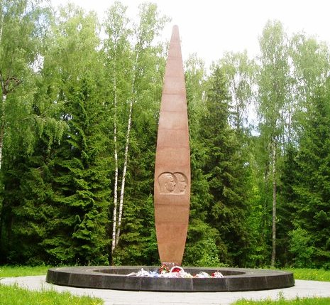 Památník na místě, kde zahynuli Gagarin se Serjoginem