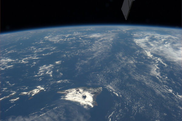 Ve spodní části tohoto panoramatického snímku najdete Havajské ostrovy.