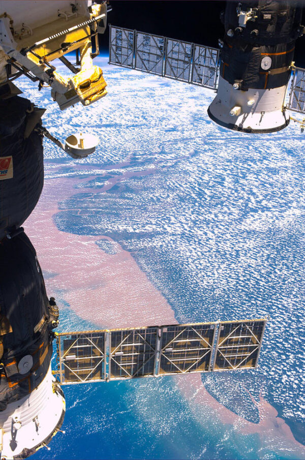 Mimořádně působivá fotka zachycující v popředí lodě Sojuz a v pozadí Amazonku, která přináší do oceánu tuny sedimentů.