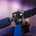 Model sondy Rosetta letící ke kometě Churyumov-Gerasimenko