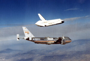 Zkušební raketoplán Enterprise se odděluje od nosného letounu a čeká jej samostatný let - fotka stará více než 30 let.