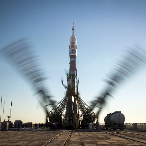 Přiklápějící se obslužné věže k raketě Sojuz s lodí Sojuz TMA-11M