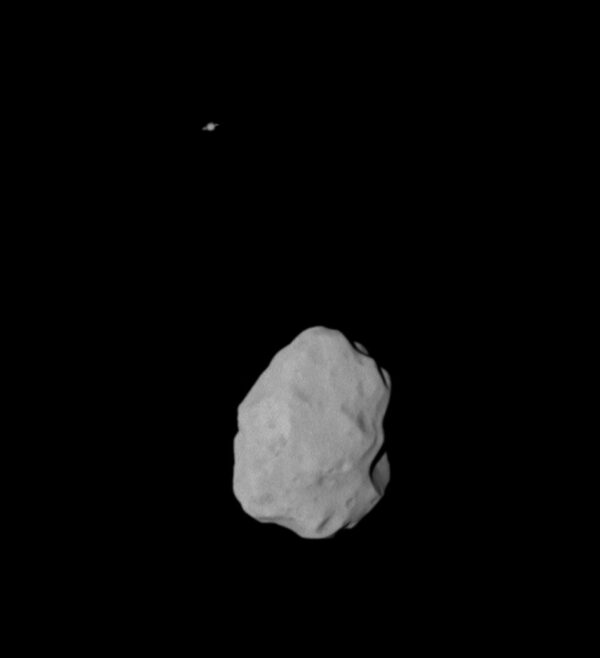 Tato úchvatná fotografie byla pořízena kamerovým systémem OSIRIS ze vzdálenosti 36 000 km od planetky a kromě ní na fotce můžeme spatřit i planetu Saturn s jejími prstenci.