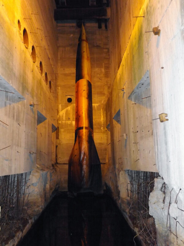 Model rakety V-2 v životní velikosti vystavený uvnitř bunkru