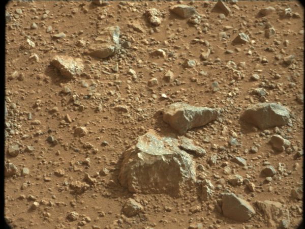 Opět sol 24 - tentokrát ale snímek pochází z teleskopické kamery MastCam 100. Na obrázku vidíme kameny z okolí místa přistání