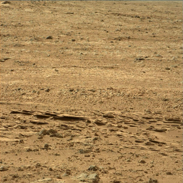 Opět sol 54 - kamera MastCam vyfotila lokalitu, ve které byly tenké kameny vyčuhující nad povrch.