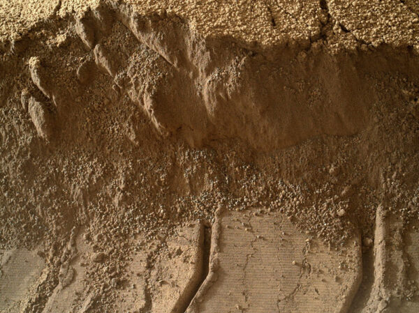 Sol 58 - Kamera MAHLI se velmi zblízka podívala na stopu, kterou po sobě nechalo kolo vozítka v prachové duně.