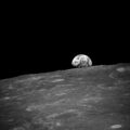 Jedna z prvních, ještě černobílých fotografií východu Země nad Měsícem