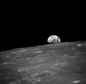 Jedna z prvních, ještě černobílých fotografií východu Země nad Měsícem