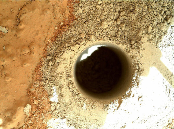 Sol 279 a opět je v hlavní roli kamera MAHLI. Tentokrát se z velké blízkosti podívala na materiál odvrtaný v lokalitě Cumberland.