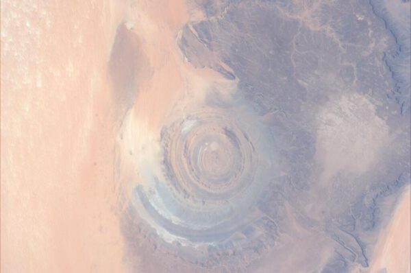 Častým objektem fotografů na ISS je Oko Sahary - útvar nacházející se v  Mauretánii