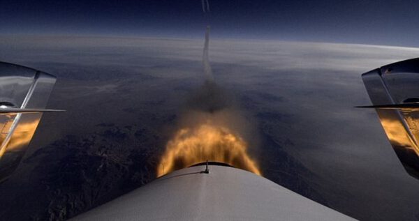 SpaceShipTwo a kondenzační stopa