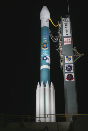 Raketa Delta II na startovní rampě