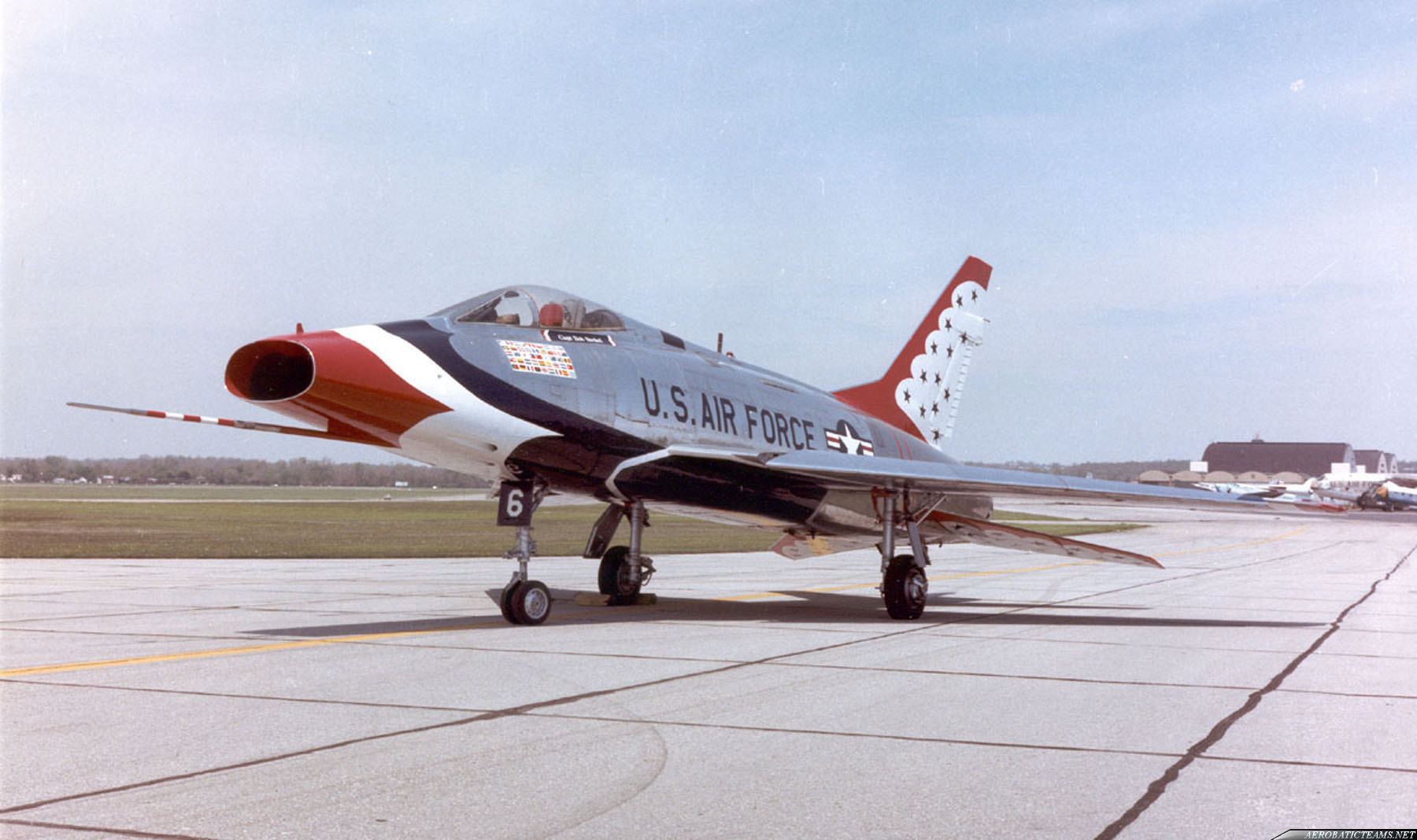 North American F-100 Super Sabre ve zbarvení skupiny Thunderbirds