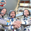 Posádka Sojuzu TMA-12M. Zleva: Swanson - Skvorcov - Artěmjev