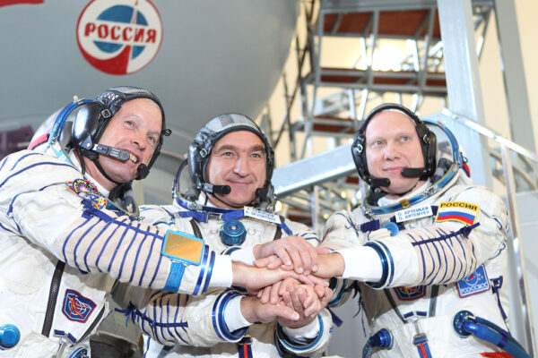 Posádka Sojuzu TMA-12M. Zleva:  Swanson - Skvorcov - Artěmjev