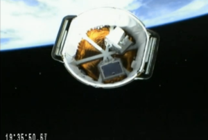 Dragon se od horního stupně oddělil podle plánu. Na snímku z kamery umístěné na druhém stupni Falconu můžete krásně vidět interiér nehermetizované sekce tzv. "trunku", kde jsou uloženy dva vědecké přístroje pro ISS.