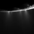 Výtrysky nad měsícem Enceladus