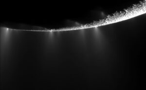 Výtrysky nad měsícem Enceladus