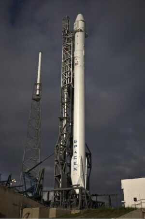 Raketa Falcon 9 v1.1 s lodí Dragon stojí na startovní rampě.