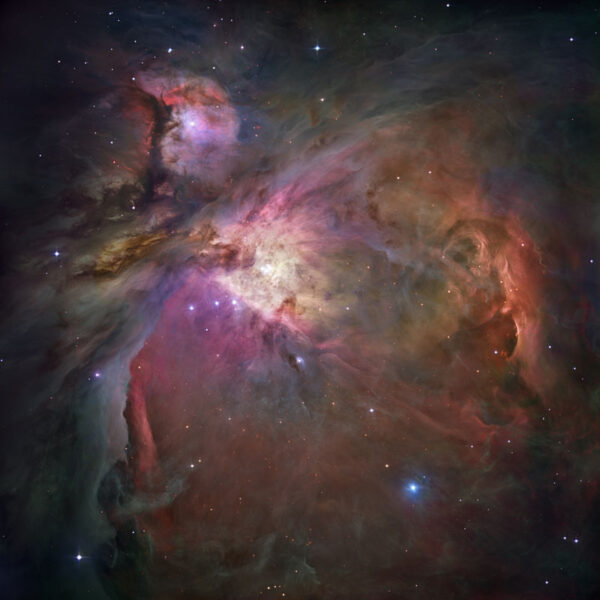 Mlhovina v Orionu je vzdálená 1600 světelných let a skrývá více jak 3000 mladých hvězd, kolem kterých jsou pozorovatelné protoplanetární disky, kde vznikají nové planety