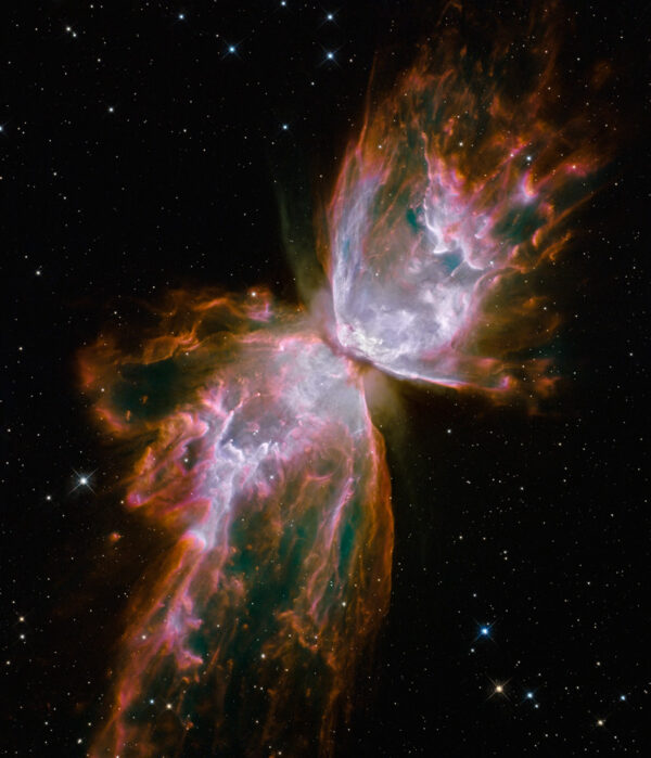 NGC 6302, nazývaná také mlhovina motýla. Zdánlivě klidná motýlí křídla jsou vlastně rychle se šířící velice horké plyny, které letí velkou rychlostí od sebe