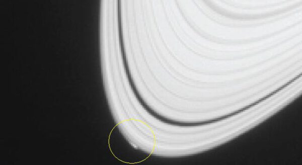 Snímek okraje prstence, kde právě vzniká nový měsíc. Rozlišení snímku je 7 km na pixel. Odhad velikosti zárodku měsíce mezi 0,5 - 1 km. zdroj:nasa.gov