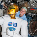 Robonaut a astronautka Karen Nyberg. V robonautově ruce můžete vidět měřič průtoku vzduchu.