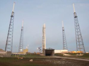 Raketa Falcon 9 v1.1 na startovní rampě před zkušebním zážehem